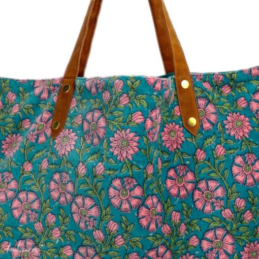 ruime tas velours bloemen blauw met roze