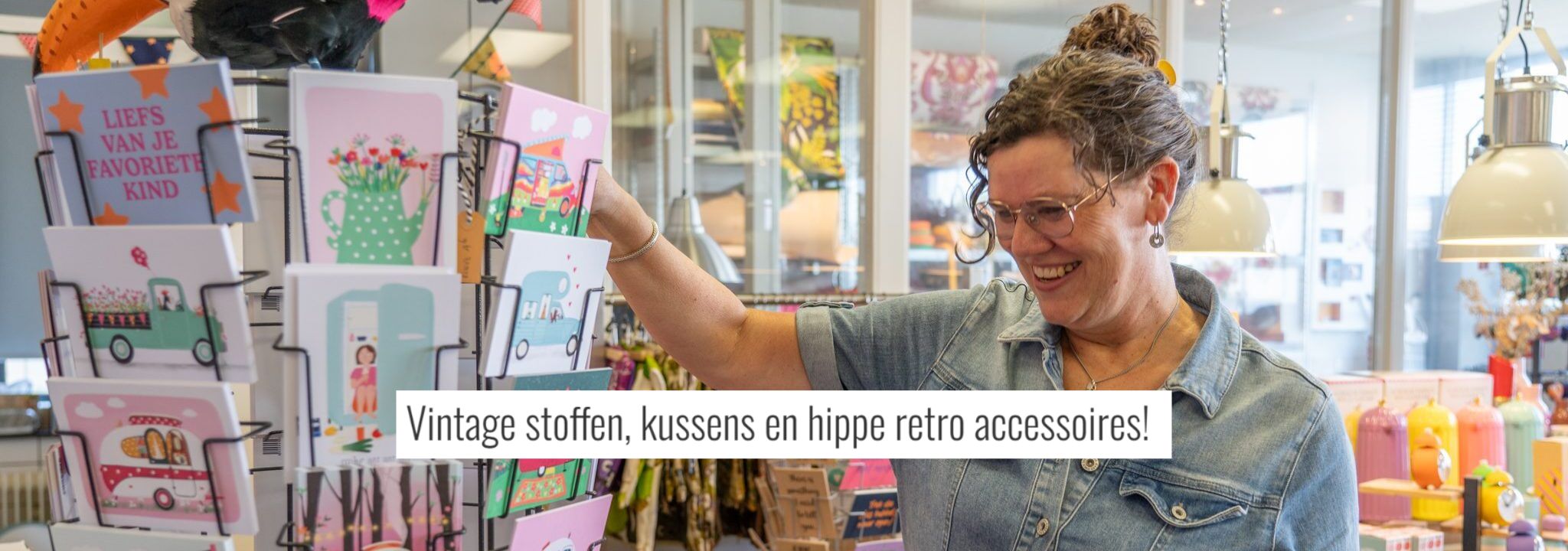 Jacqueline van Bastaa bij kaartenrek met retro kaarten