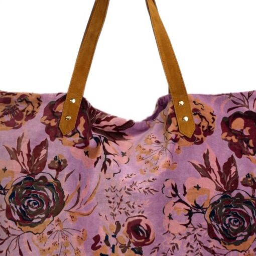 lila tas met bloemen